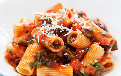 Pasta con le melanzane e pancetta