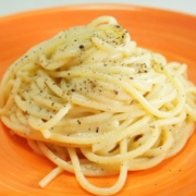 Spaghetti, cacio e pepe originale