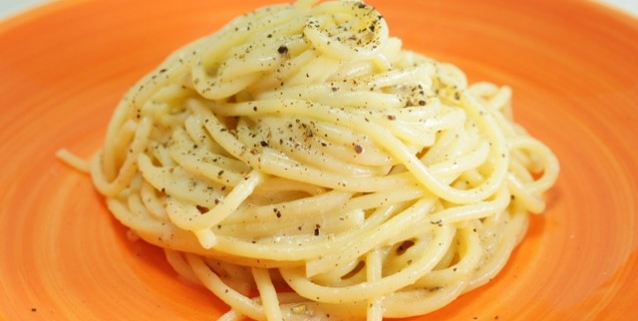 Spaghetti, cacio e pepe originale