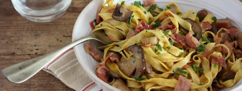 pappardelle con speck e funghi porcini