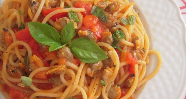 spaghetti con le vongole e pomodorini