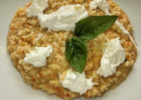 Risotto cremoso ai peperoni e burrata