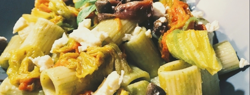 pasta con fiori di zucca e feta